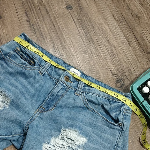 Sneak Peek Distressed denim shorts - Picture 4 of 7